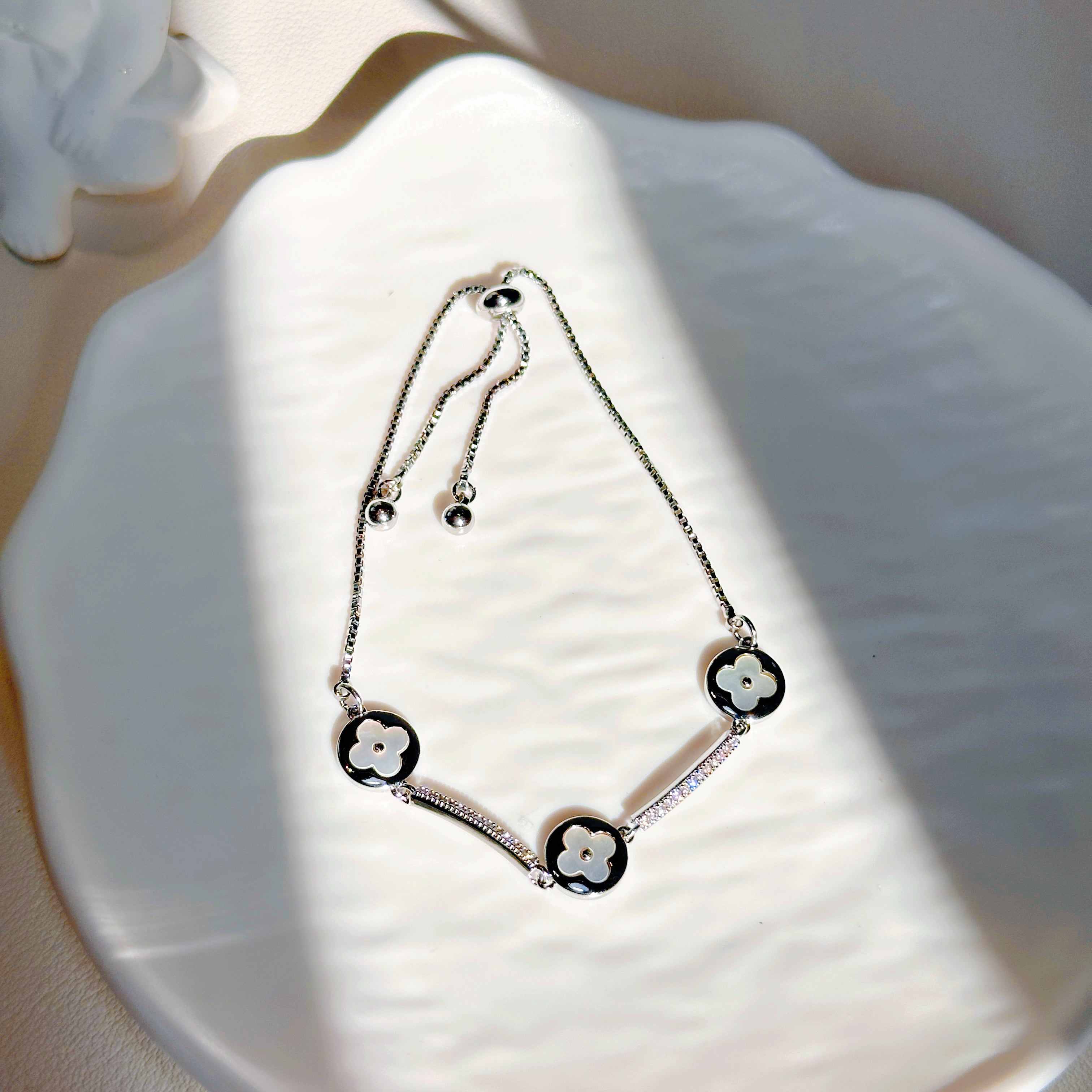 Four-Leaf Bloom Jewelry Set – Adjustable Bracelet, Open Ring, Pendant & Earrings | Gold/Silver