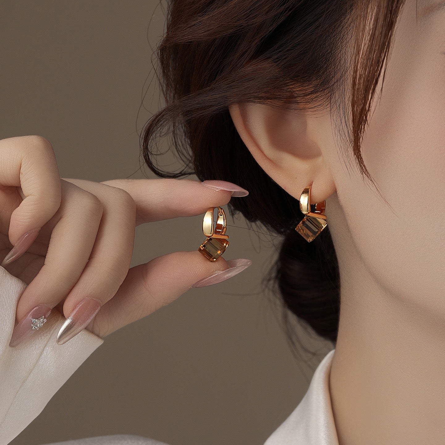 Vintage Amber Cube Ear Cuff – Minimalist Light Luxury Earrings for Women, Maillard Style