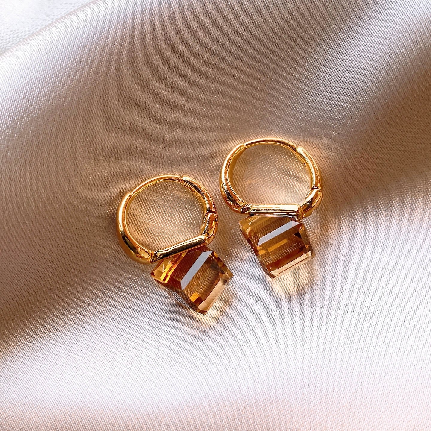 Vintage Amber Cube Ear Cuff – Minimalist Light Luxury Earrings for Women, Maillard Style
