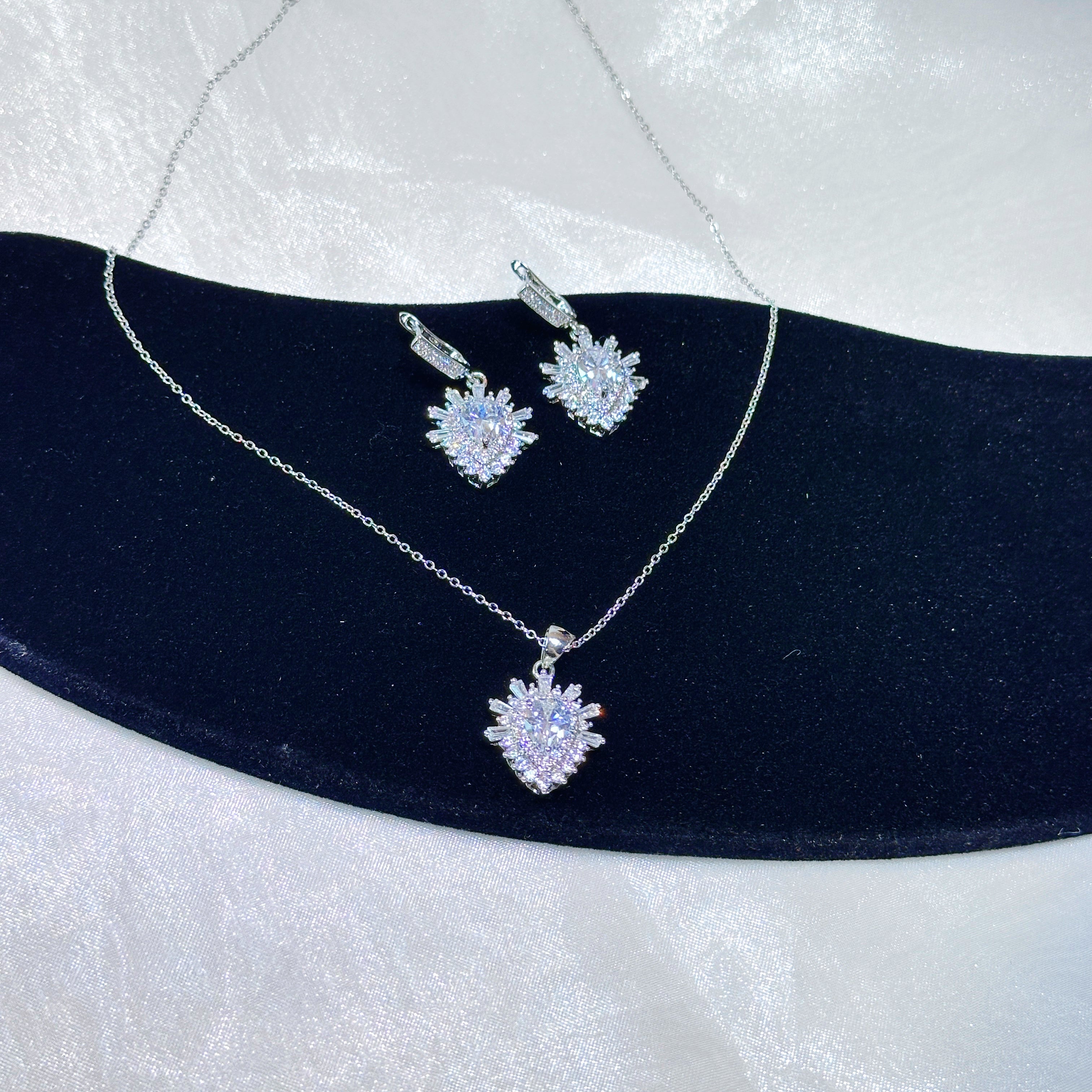 Pure Radiance Set – Minimalist Silver Necklace & Earrings