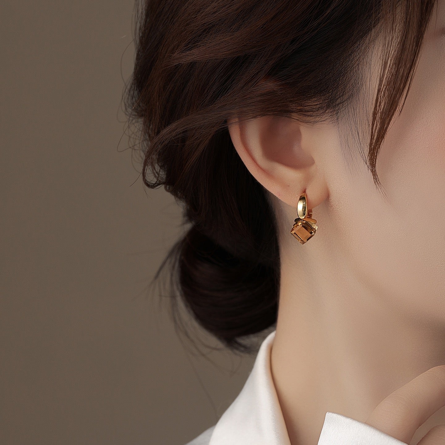 Vintage Amber Cube Ear Cuff – Minimalist Light Luxury Earrings for Women, Maillard Style