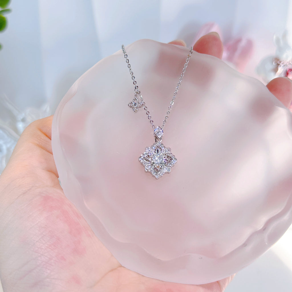 Brushed Radiant Four-Leaf Clover Necklace – Purple Zirconia with Diamond-Cut Finish | Gold/White Gold