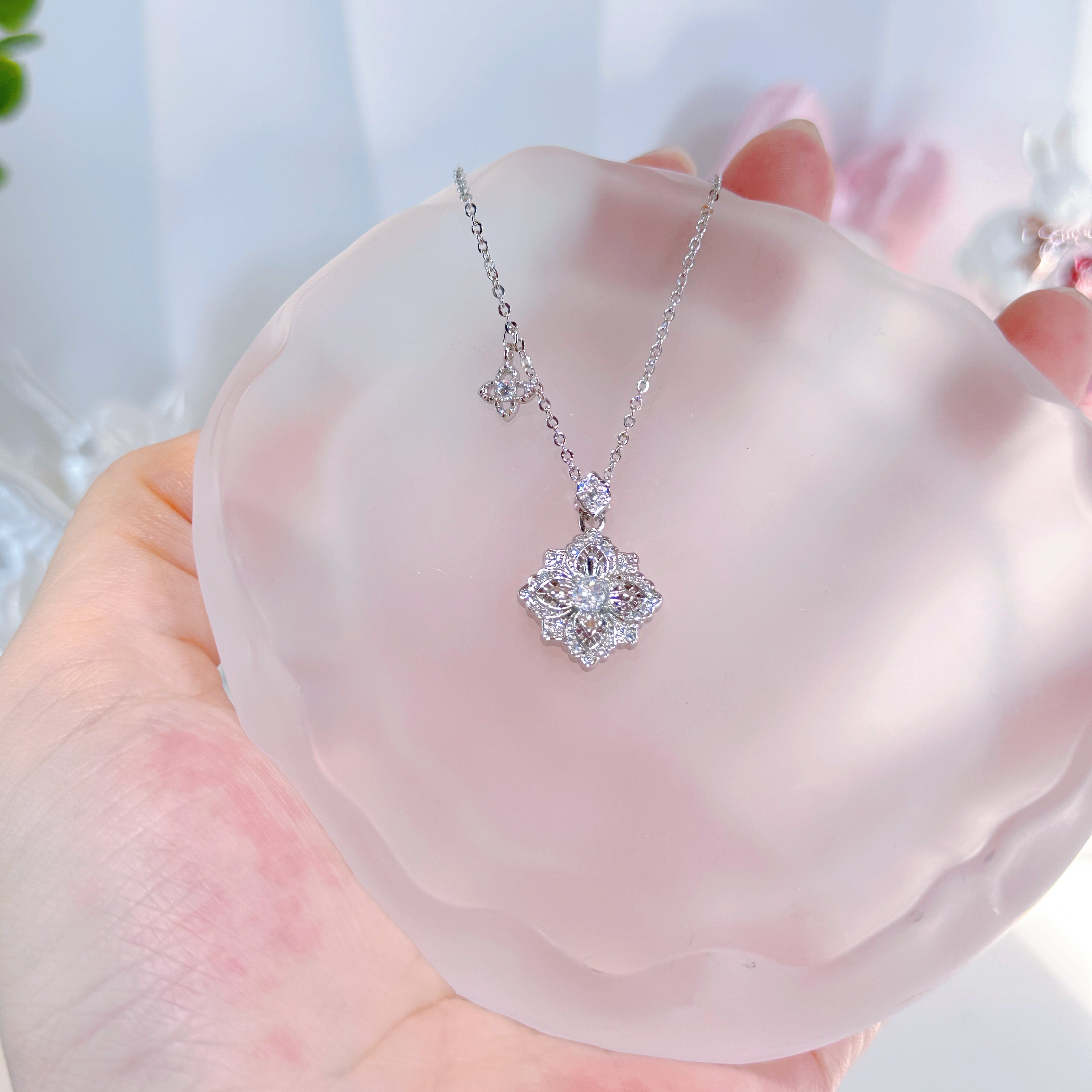 Brushed Radiant Four-Leaf Clover Necklace – Purple Zirconia with Diamond-Cut Finish | Gold/White Gold