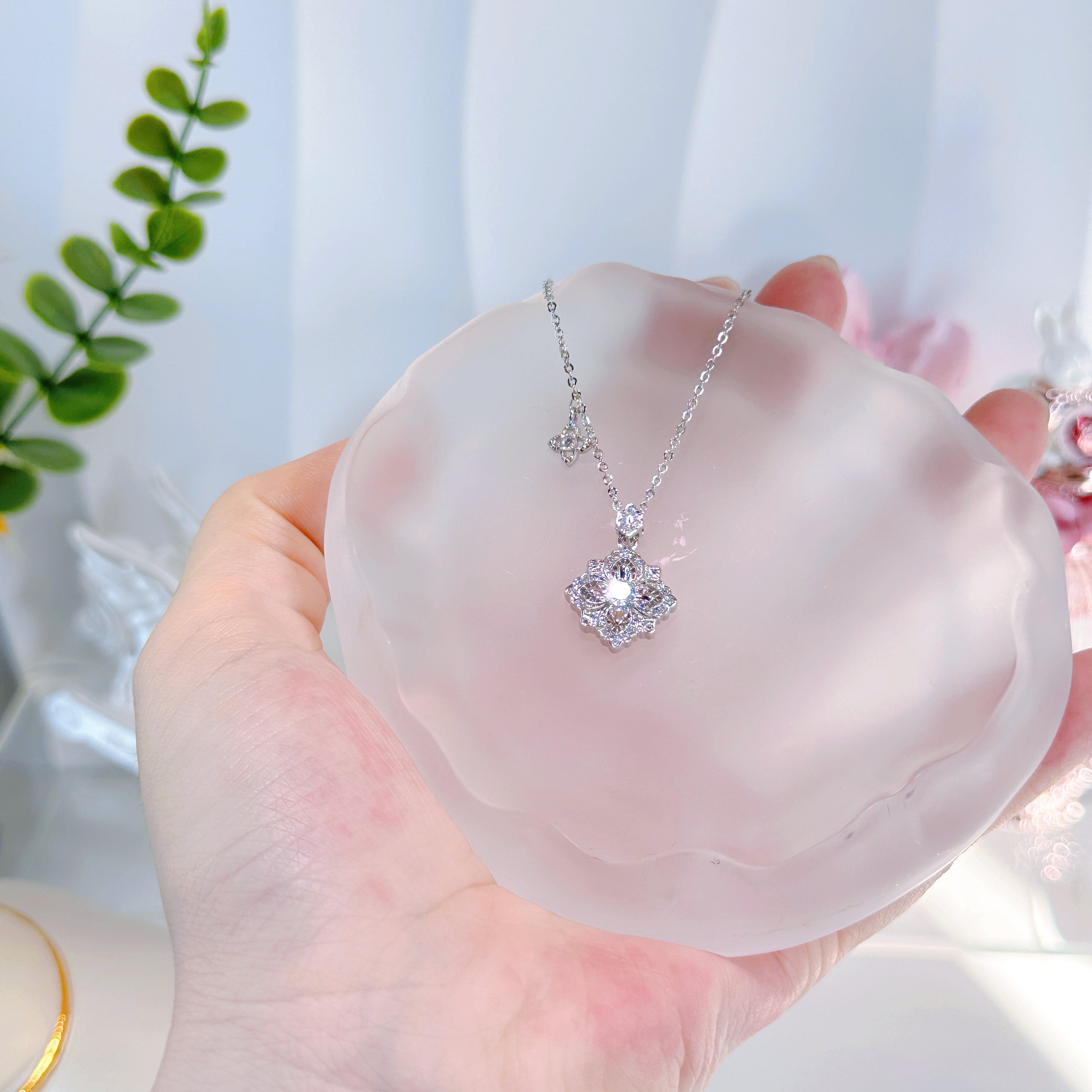 Brushed Radiant Four-Leaf Clover Necklace – Purple Zirconia with Diamond-Cut Finish | Gold/White Gold