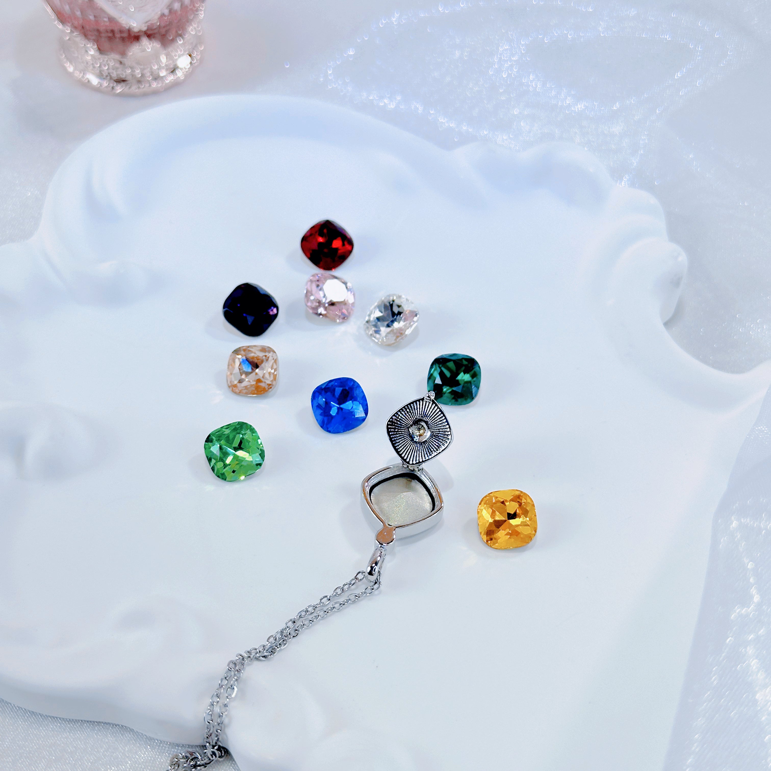 The Modular Muse Necklace – Customizable Jewelry with 10 Interchangeable Zirconia Stones in Square & Heart Shapes | Gold or White Gold Chain