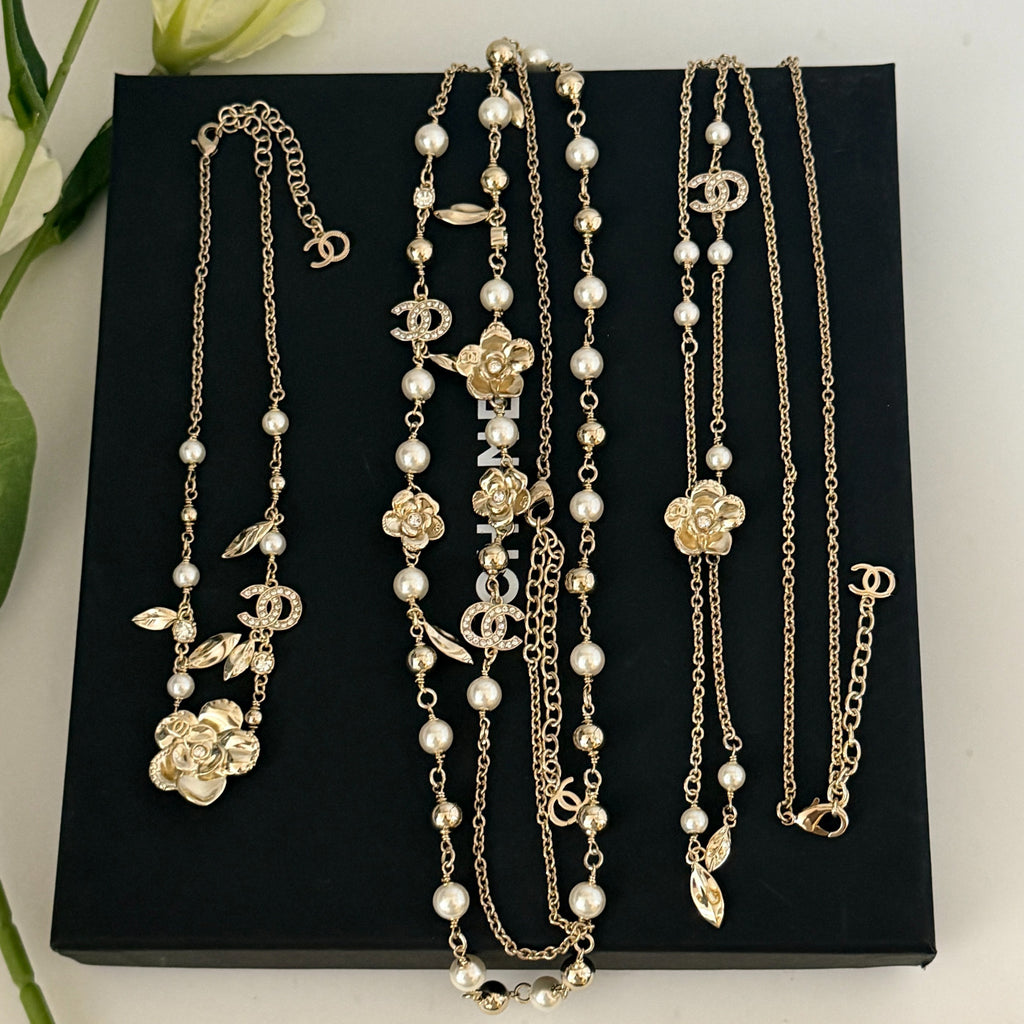 Pearl Camellia Sweater Chain – Light Luxury Long Necklace for Fall/Winter