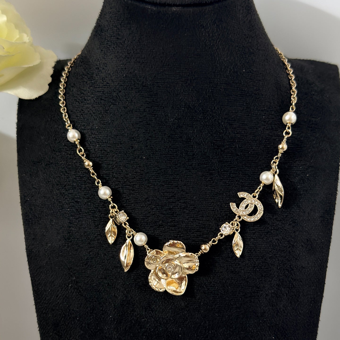 Pearl Camellia Sweater Chain – Light Luxury Long Necklace for Fall/Winter