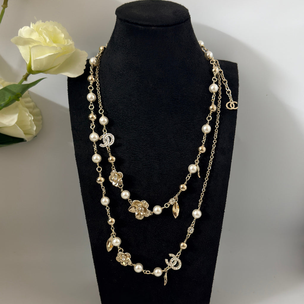 Pearl Camellia Sweater Chain – Light Luxury Long Necklace for Fall/Winter