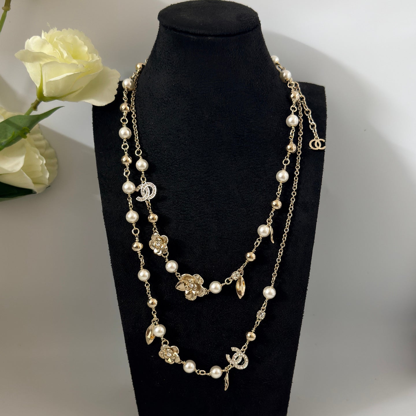 Pearl Camellia Sweater Chain – Light Luxury Long Necklace for Fall/Winter