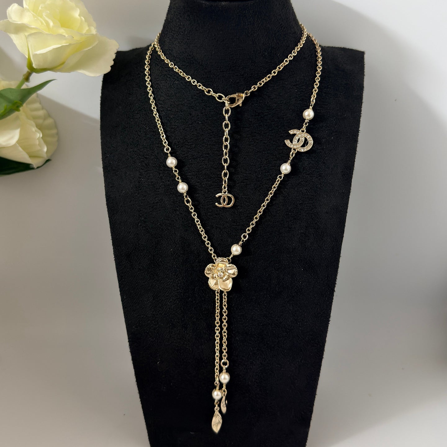 Pearl Camellia Sweater Chain – Light Luxury Long Necklace for Fall/Winter